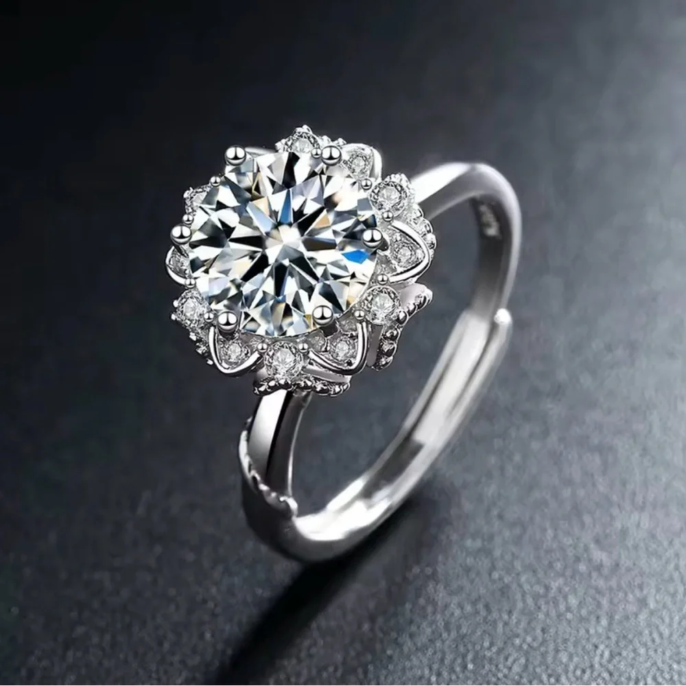 Elegant Silver Floral Ring - Picture 2 of 3